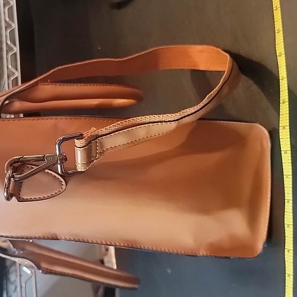 Tote barely used multiple pockets padded for laptop - Picture 6 of 8